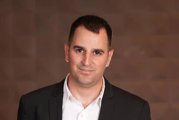 לפני שנה הוא המליץ להשקיע במניות הבנקים וצדק. מה הוא חושב כעת?